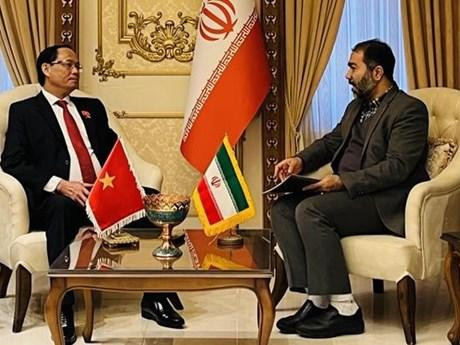 Le vice-président de l’Assemblée nationale du Vietnam, Trân Quang Phuong (à gauche) avec le Docteur Seyed Reza Mortazavi, gouverneur général d’Isfahan. Photo : VNA.