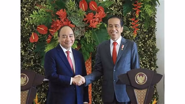 Le Président vietnamien, Nguyên Xuân Phuc (à gauche), et son homologue indonésien, Joko Widodo, lors de la rencontre avec la presse, à l’issue de leur entretien, à Jakarta, le 22 décembre. Photo : VNA.