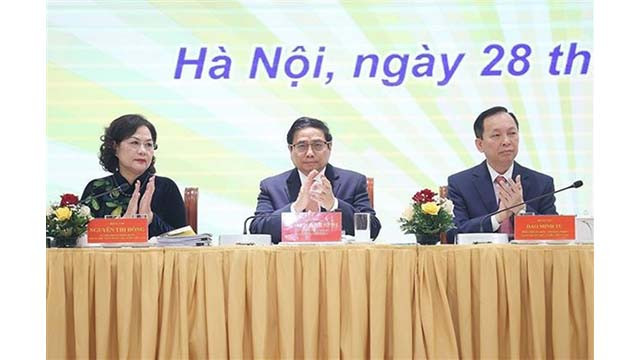 Le Premier ministre Pham Minh Chinh (centre) lors de la conférence. Photo : VNA.