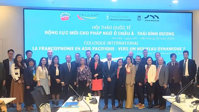 Des participants du colloque prennent la pause. Photo: CNV Des participants du colloque prennent la pause. Photo: CNV