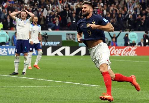 Olivier Giroud après avoir inscrit le second but français durant le match opposant la France à l’Angleterre lors des quarts de finale de la Coupe du monde, au stade Al-Bayt d’Al-Khor (Qatar), le 10 décembre 2022 | Photo : AFP/VNA.