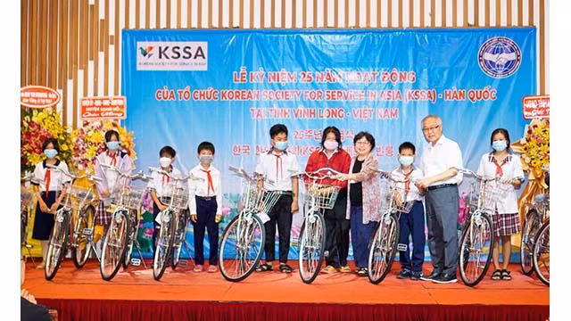 Lors de la cérémonie, la KSSA a offert 10 maisons, d'une valeur de 500 millions de dôngs à des ménages pauvres, 30 vélos et 35 bourses d’études, dont chacune de 2 millions de dôngs) à des élèves pauvres. Photo: thoidai.com.vn