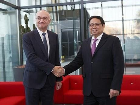 Le Premier ministre Pham Minh Chinh (droite) et Luc Van den hove, président de l’IMEC. Photo : VNA