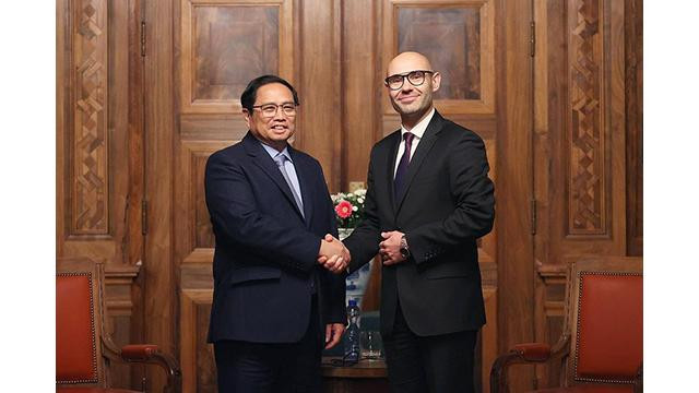 Le Premier ministre Pham Minh Chinh (à gauche) et le secrétaire général de la CPA Marcin Czepelak, au siège de la CPA au Palais de la Paix à La Haye. Photo : VNA.