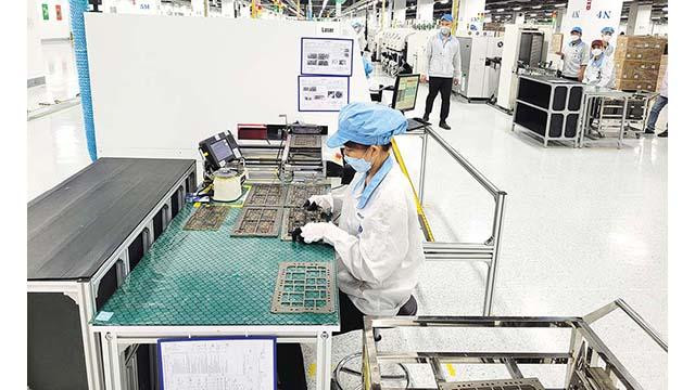 Le chaîne de production d'équipements électroniques de Pegatron Vietnam Co., Ltd au parc industriel DEEP C à Hai Phong. Photo : baodautu.vn