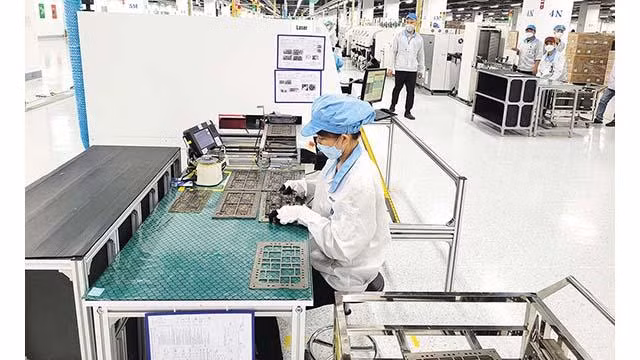 Le chaîne de production d'équipements électroniques de Pegatron Vietnam Co., Ltd au parc industriel DEEP C à Hai Phong. Photo : baodautu.vn