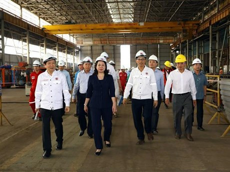 La Vice-Présidente Vo Thi Anh Xuân à un établissement de Vietsovpetro à Bà Ria-Vung Tàu. Photo : VNA.
