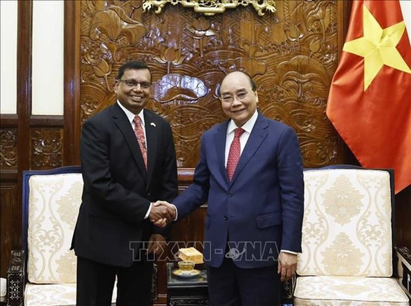 Le Président Nguyên Xuân Phuc et l'ambassadeur du Sri Lanka, Prasanna Gamage. Photo : VNA. 