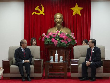 Le vice-président de la province de Binh Duong, Nguyên Van Danh (à droite) et le gouverneur de la préfecture japonaise de Toyama, Nitta Hachiro. Photo: VNA