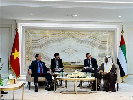 Le vice-président de l’Assemblée nationale Trân Quang Phuong (gauche) et le premier vice-président Conseil national fédéral des EAU, Hamad Al-Rahroomi. Photo: VNA