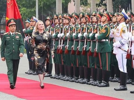 Le général Phan Van Giang, ministre de la Défense (gauche) et la ministre tchèque de la Défense, Jana Cernochova. Photo: VNA.