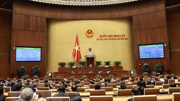 Vote pour approuver la résolution concernant la nomination de deux nouveaux Vice-Premiers ministres pour le mandat 2021 - 2026. Photo : VNA.