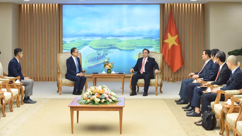 Le Premier ministre Pham Minh Chinh (droite) a reçu 6 janvier à Hanoï l'ambassadeur du Cambodge, Chay Navuth. Photo : Trân Hai/NDEL