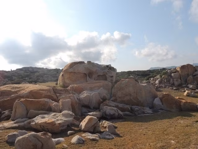 Des roches naturelles de toutes tailles, empilées les unes sur les autres, ont été érodées au cours de millions d’années. Photo: dulich.petrotimes.vn