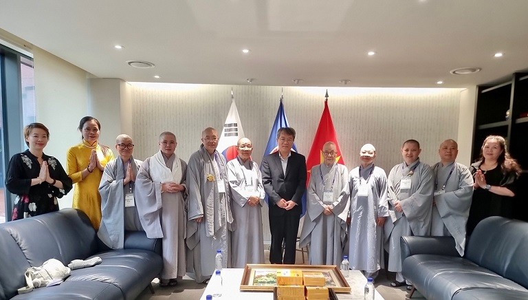 Une délégation de nonnes vietnamiennes a récemment rendu visite à l’ambassade du Vietnam en République de Corée. Photo: baoquocte
