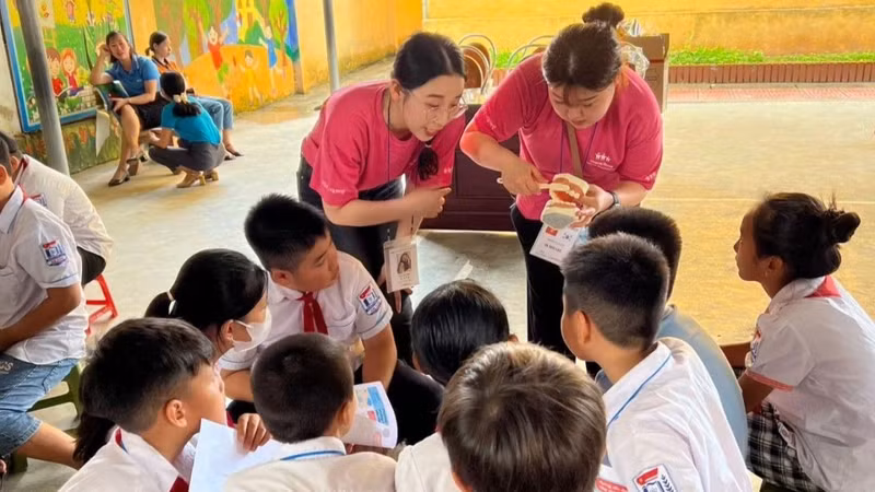 Un groupe de médecins bénévoles sud-coréens donne des consultations à 400 personnes à Hai Duong. Photo: thoidai