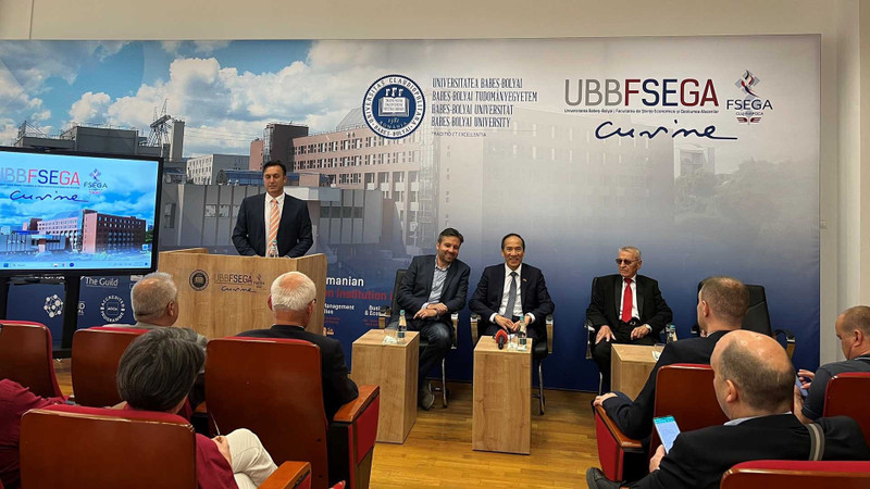 Lors de la cérémonie de lancement du livre « Un Vietnam miracle » rédigé par le Dr Pavel Suian de la Faculté d’économie de l’Université de Babes Bolyai. Photo: baoquocte