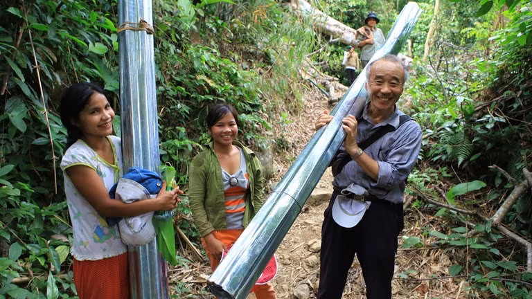 Hiroshi Tanikawa, ancien président de l’AEFA collecte sans cesse des ressources afin de soutenir la construction d’antennes d’écoles au Vietnam. Photo: thoidai