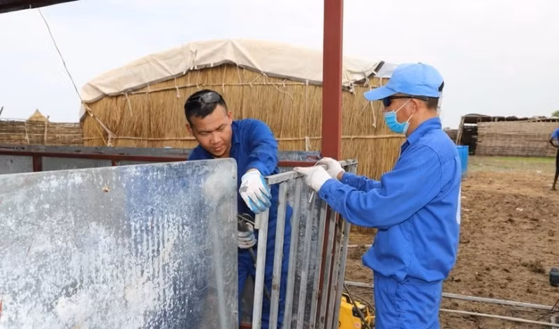 L'équipe de génie militaire du Vietnam a également profité des matériaux restants après la construction des ouvrages et ceux disponibles de l'unité pour construire des salles de classe. Photo: L'unité génie militaire du Vietnam