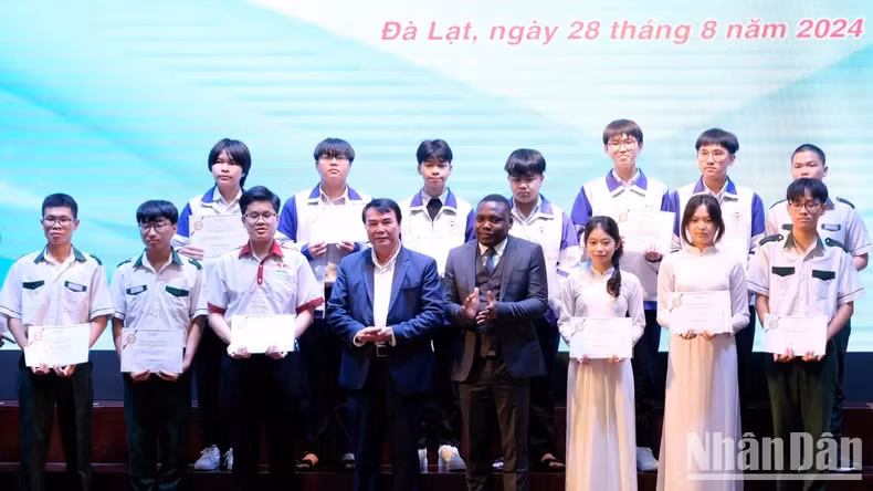 Le vice-président du Comité populaire provincial de Lâm Dông, Pham S, et les représentants du Fonds de bourses d'études Vallet attribuent des bourses à des élèves et étudiants exceptionnels. Photo : nhandan.vn