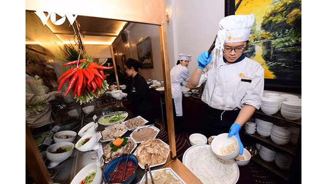 Le « phở » traditionnel est très connu de nombreuses habitants, ainsi que des touristes nationaux et étrangers. Photo : VOV.