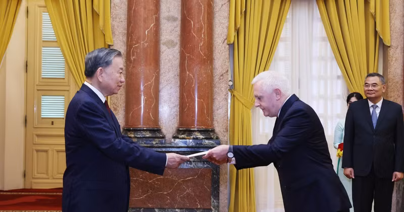 Le dirigeant To Lam (gauche) et l'ambassadeur d'Argentine, Marcos Antonio Bednarski. Photo : VNA.