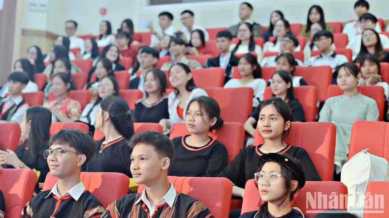 Les élèves et étudiants méritants des provinces du Tây Nguyên (sur les Hauts Plateaux du Centre) et des provinces de Khanh Hoa et Ninh Thuân lors de la cérémonie de remise des bourses Vollet. Photo : nhandan.vn