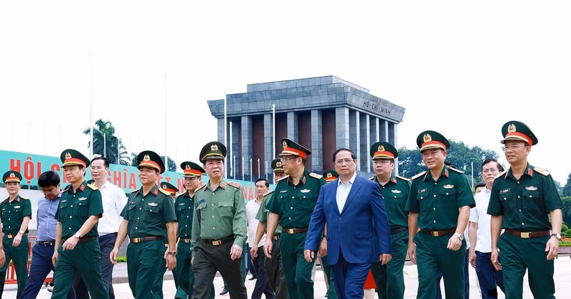 Le PM Pham Minh Chinh inspecte le travail de rénovation périodique du mausolée du Président Hô Chi Minh. Photo : VNA.