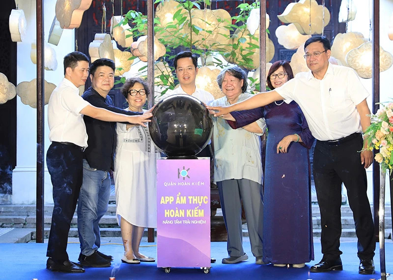 Les délégués ont officiellement lancé l'application« Gastronomie » Hoàn Kiêm. Photo : nhandan.vn 
