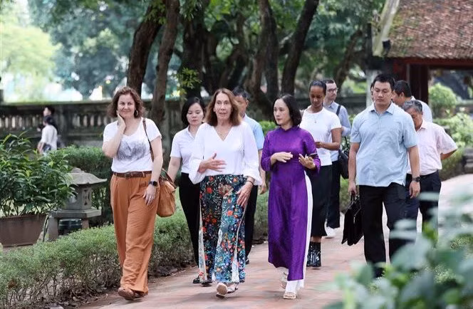 La Présidente du Sénat australien Sue Lines, accompagnée de sa délégation, visite le Temple de la Littérature à Hanoï. Photo : VNA.