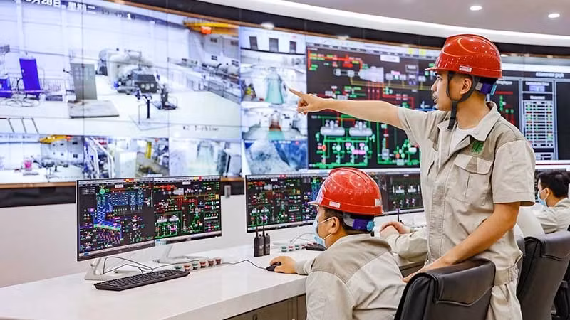 Les travailleurs de la centrale électrique des déchets de Soc Son dans le complexe de traitement des déchets de Nam Son, district de Soc Son à Hanoï, gèrent le processus de traitement des déchets pour produire de l'électricité. Photo : nhandan.vn