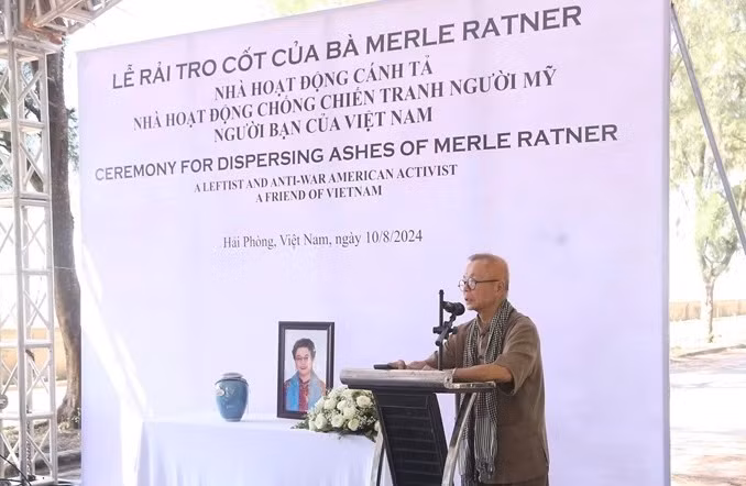 Le professeur Ngô Thanh Nhàn, époux de Mme Merle Ratner, a exprimé au nom de la famille sa gratitude et son respect envers les sentiments du Parti, de l'État et du peuple vietnamien pour Mme Merle. Photo : thoidai.com.vn Le professeur Ngô Thanh Nhàn, époux de Mme Merle Ratner, a exprimé au nom de la famille sa gratitude et son respect envers les sentiments du Parti, de l'État et du peuple vietnamien pour Mme Merle. Photo : thoidai.com.vn