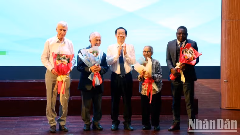 Le secrétaire par intérim du Comité provincial du Parti de Lâm Dông, Nguyên Thai Hoc, offre des fleurs pour remercier le professeur Trân Thanh Vân, son épouse et les représentants du Fonds de bourses d'études Vallet. Photo : nhandan.vn