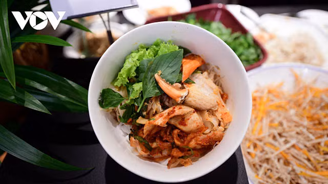 Le Festival servira environ 20 plats de « phở » et des variantes de « phở » pour les convives sud-coréens, comme le « phở » mélangé au crabe épicé, le « phở » aigre ou encore le « phở » sauté. Photo : VOV. Le Festival servira environ 20 plats de « phở » et des variantes de « phở » pour les convives sud-coréens, comme le « phở » mélangé au crabe épicé, le « phở » aigre ou encore le « phở » sauté. Photo : VOV.
