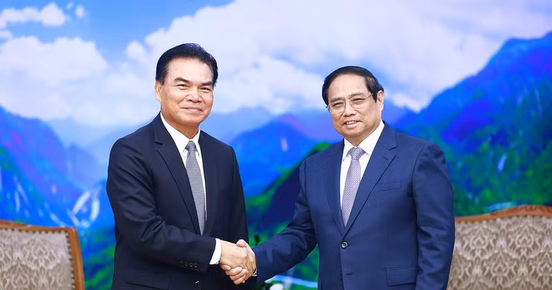 Le Premier ministre vietnamien Pham Minh Chinh (à droite) a reçu ce lundi 19 août à Hanoi le ministre lao du Plan et de l'Investissement, Phet Phomphiphak et président du Comité de coopération Laos-Vietnam. Photo : VNA.