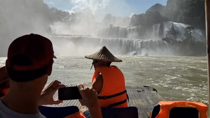 Pierre Caussin a été impressionné par la grandeur des chutes. Photo : VOV.