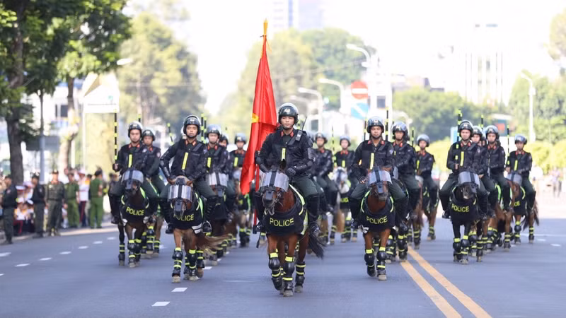 Démonstration impressionnante de cavalerie dans le centre du 1er arrondissement de Hô Chi Minh-Ville. Photo : VOV.