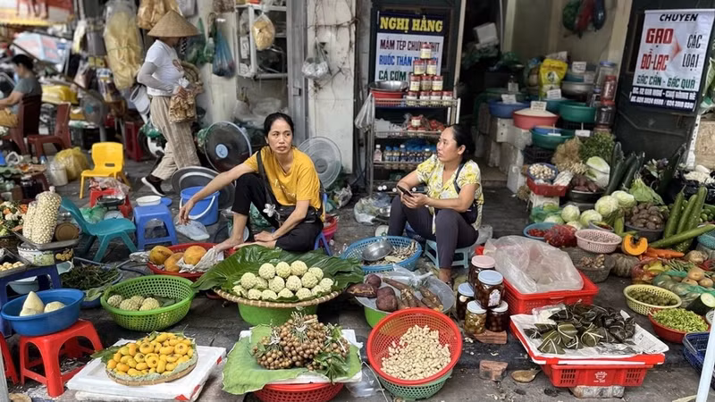 Les étals de fruits au bord de la rue. Photo : VOV.