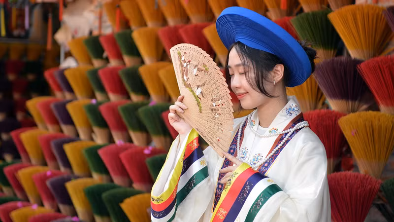 Ces dernières années, les jeunes ont accordé une attention particulière aux costumes anciens. Photo : nhandan.vn