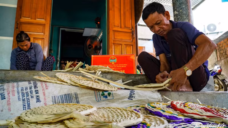 Khanh Hoa : préservation de l'artisanat de tressage de feuilles pour la fabrication des éventails ảnh 3