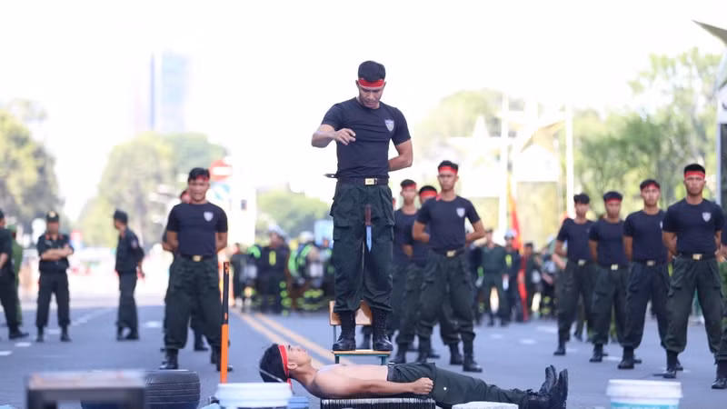 La performance de démonstrations d'arts martiaux et de techniques de qigong dans les rues mêmes de la ville. Photo : VOV.