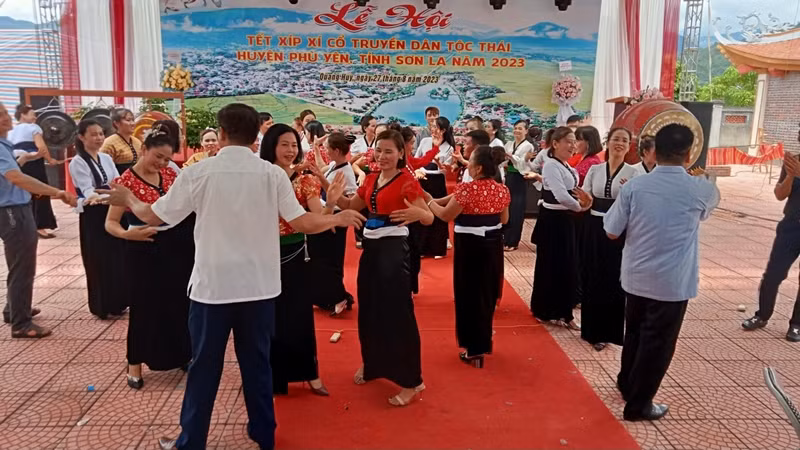Les habitants et les visiteurs participent à la fête du "Têt Xíp xí" traditionnel de l’ethnie Thái dans le district de Phù Yên, Sơn La. Photo : VOV. Les habitants et les visiteurs participent à la fête du "Têt Xíp xí" traditionnel de l’ethnie Thái dans le district de Phù Yên, Sơn La. Photo : VOV.
