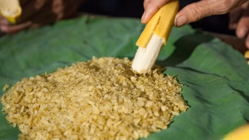 Le Cốm (riz gluant jeune en granuels aplatis) du célèbre village de Vong. Photo : VOV.