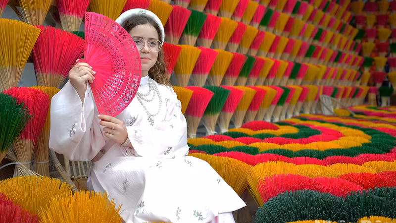 Dans le village de l'encens de Thuy Xuân, ces dernières années, en plus de l'artisanat traditionnel, les familles d'artisans ont proposé le service de location de costumes anciens permettant aux visiteurs de faire preuve de créativité avec les bouquets d'encens. Photo : nhandan.vn