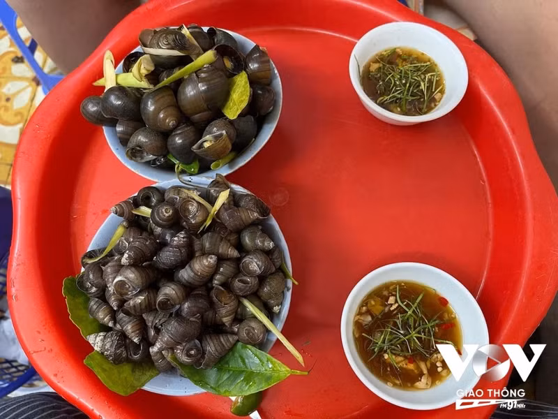 Des bols d'escargots bouillis. Photo : VOV.