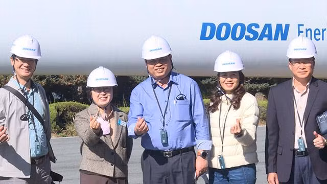 La délégation de la province de Quang Ninh visite l'usine du groupe Doosan. Photo : baoquangninh.vn