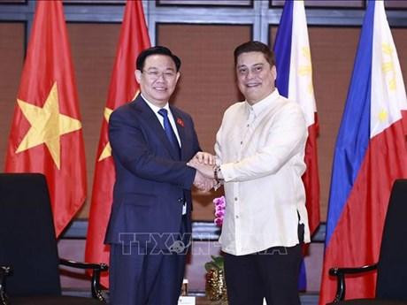 Le Président de l’Assemblée nationale du Vietnam, Vuong Dinh Huê, et le Président du Sénat des Philippines, Juan Miguel Zubiri. Photo : VNA.