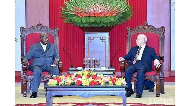 Le Secrétaire général du Parti communiste du Vietnam (PCV), Nguyên Phu Trong (à droite), et le Président ougandais et leader du Mouvement de résistance nationale (NRM), Yoweri Kaguta Museveni. Photo : NDEL.