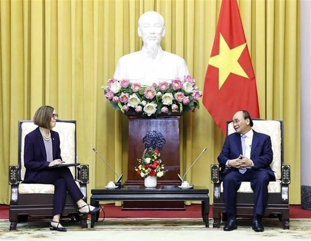 La gouverneure de l'Etat de l’Oregon des Etats-Unis, Kate Brown et le Président Nguyên Xuân (à droite). Photo : VNA.