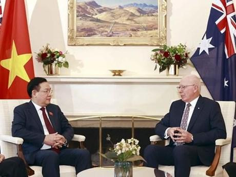 Le Président de l'Assemblée nationale Vuong Dinh Huê (à gauche) et le gouverneur général d'Australie, David Hurley. Photo : VNA.